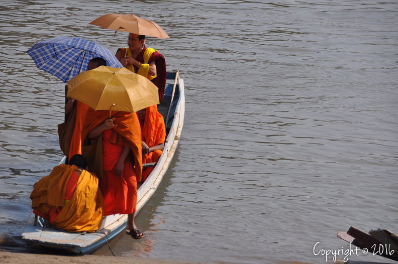 moines sur le Mekong.JPG